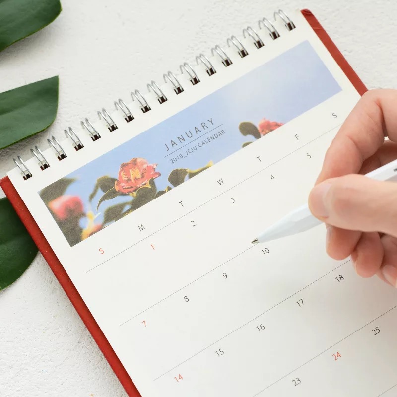 Creative And Simple Desktop Calendar